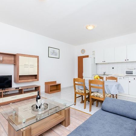 Apartments And Rooms Iva Trogir Bagian luar foto