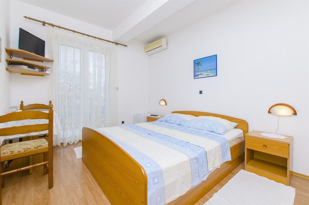Apartments And Rooms Iva Trogir Bagian luar foto