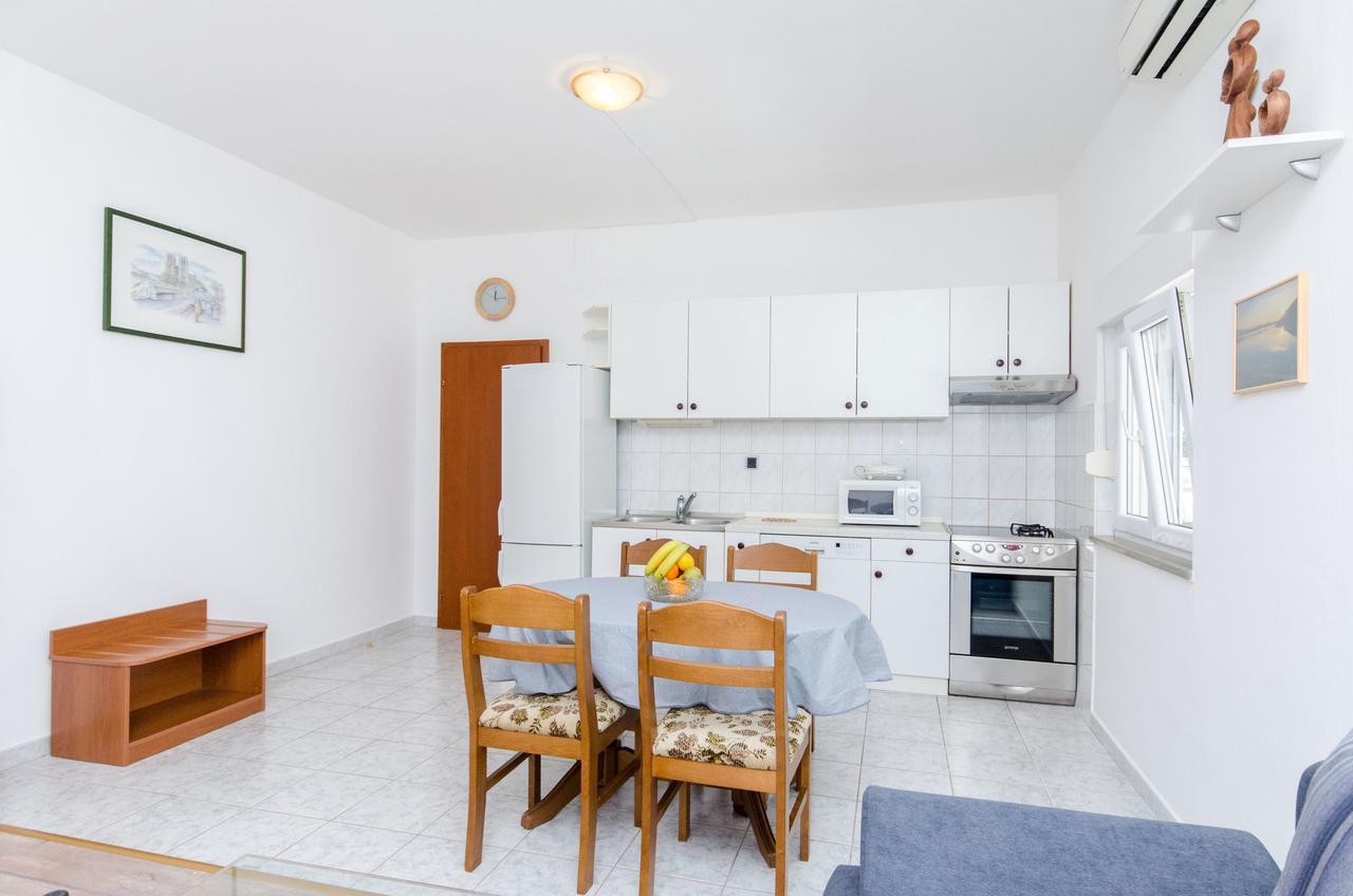 Apartments And Rooms Iva Trogir Bagian luar foto
