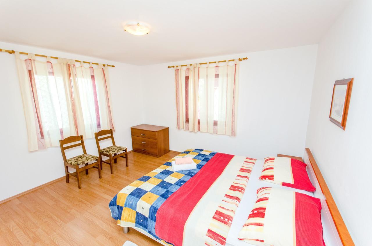 Apartments And Rooms Iva Trogir Bagian luar foto